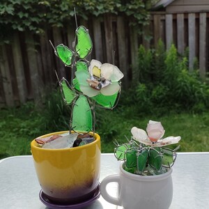 Seeglas Kaktus Figur + Blumen, grüner blühender Kaktus, künstliche Sukkulente