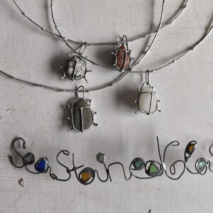 Collier de punaise de galets rouge ou gris ou blanc ou à motifs sur commande, gros pendentif d'art de scarabée, bijoux de plage recyclés uniques image 5
