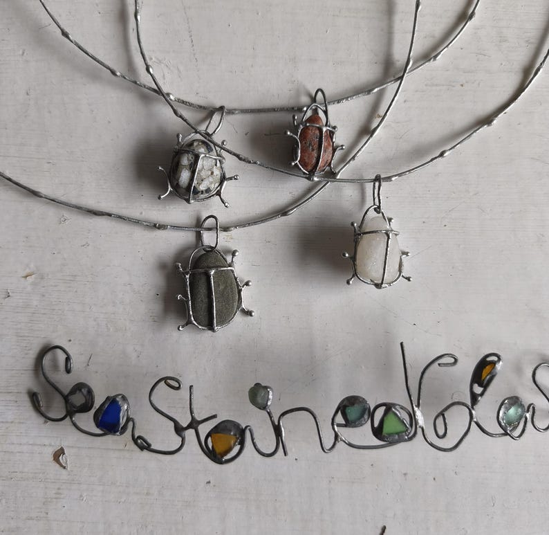 Collier de punaise de galets rouge ou gris ou blanc ou à motifs sur commande, gros pendentif d'art de scarabée, bijoux de plage recyclés uniques image 5