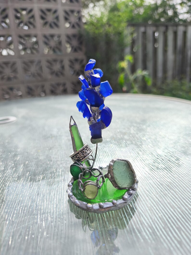 Miniatyrhyacintblomma i havsglas, ringformad blomkomposition i målat glas, botanisk konstdekor bild 13