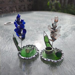 Miniatyrhyacintblomma i havsglas, ringformad blomkomposition i målat glas, botanisk konstdekor bild 4