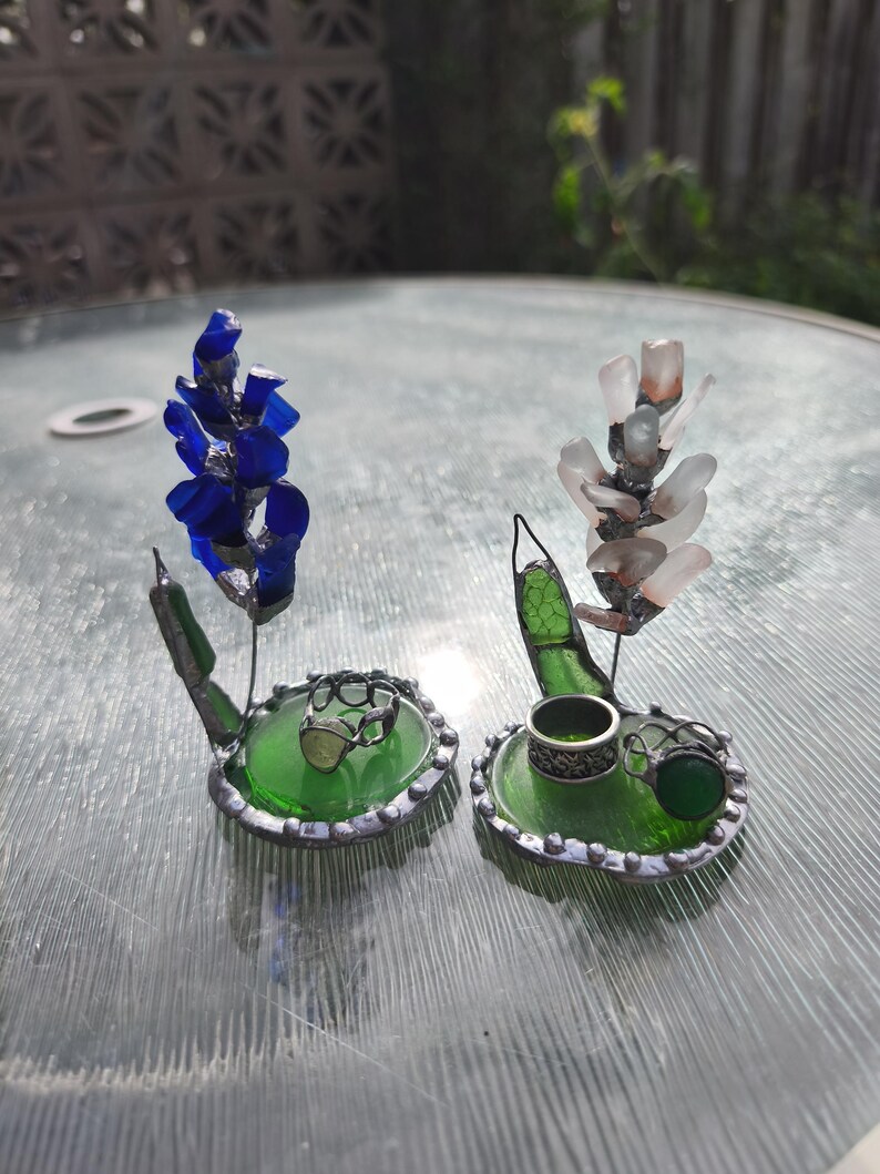 Miniatyrhyacintblomma i havsglas, ringformad blomkomposition i målat glas, botanisk konstdekor bild 4
