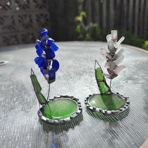 Miniatyrhyacintblomma i havsglas, ringformad blomkomposition i målat glas, botanisk konstdekor bild 1