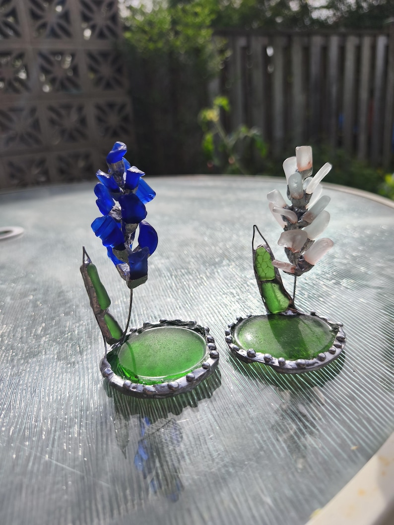 Miniatyrhyacintblomma i havsglas, ringformad blomkomposition i målat glas, botanisk konstdekor bild 1