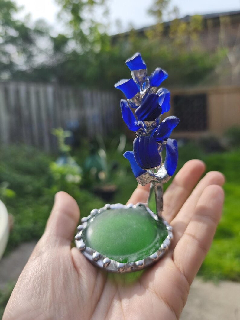 Miniatyrhyacintblomma i havsglas, ringformad blomkomposition i målat glas, botanisk konstdekor bild 2