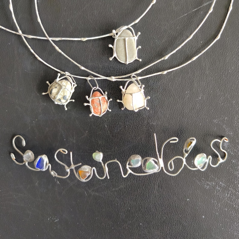 Collier de punaise de galets rouge ou gris ou blanc ou à motifs sur commande, gros pendentif d'art de scarabée, bijoux de plage recyclés uniques image 1