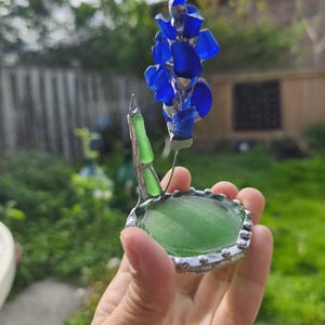 Miniatyrhyacintblomma i havsglas, ringformad blomkomposition i målat glas, botanisk konstdekor Blå