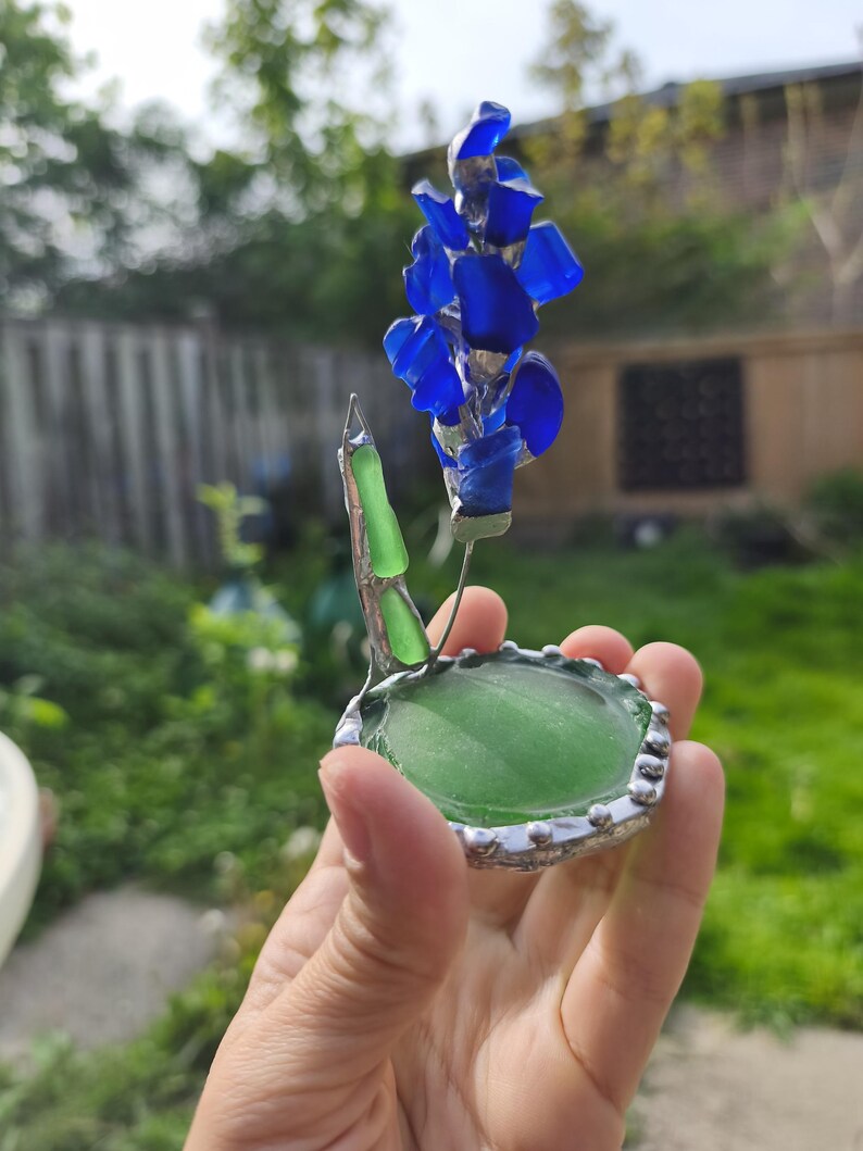 Miniatyrhyacintblomma i havsglas, ringformad blomkomposition i målat glas, botanisk konstdekor Blå