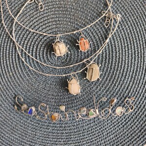 Collier de punaise de galets rouge ou gris ou blanc ou à motifs sur commande, gros pendentif d'art de scarabée, bijoux de plage recyclés uniques image 7