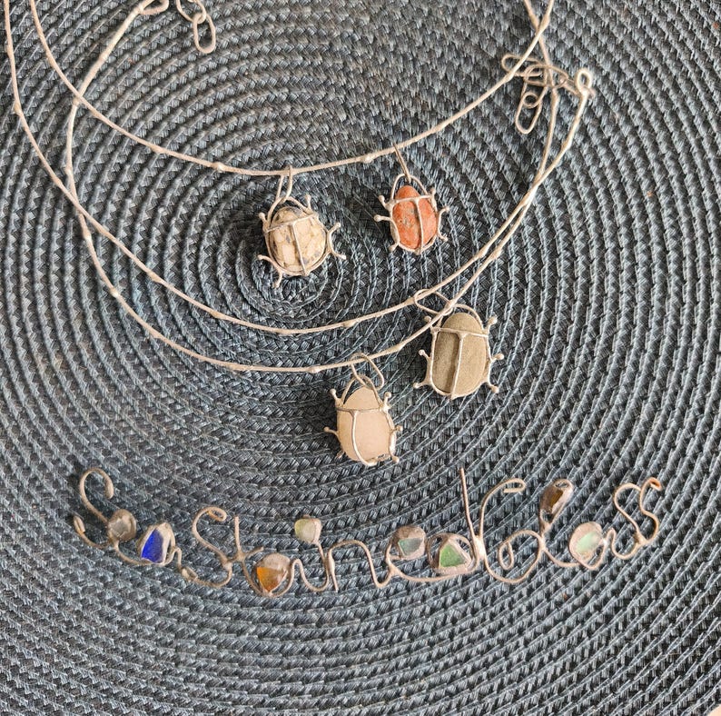 Collier de punaise de galets rouge ou gris ou blanc ou à motifs sur commande, gros pendentif d'art de scarabée, bijoux de plage recyclés uniques image 7