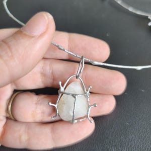 Collier de punaise de galets rouge ou gris ou blanc ou à motifs sur commande, gros pendentif d'art de scarabée, bijoux de plage recyclés uniques White pebble