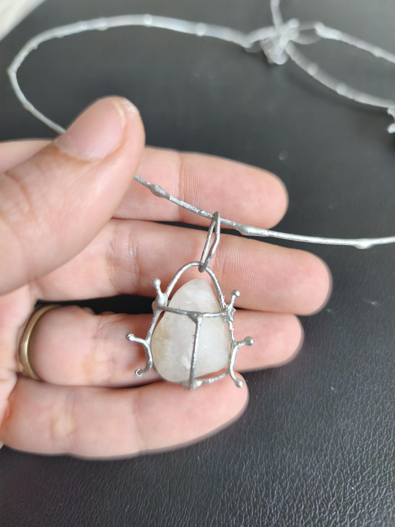 Collier de punaise de galets rouge ou gris ou blanc ou à motifs sur commande, gros pendentif d'art de scarabée, bijoux de plage recyclés uniques White pebble