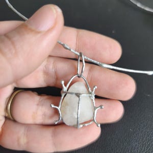 Collier de punaise de galets rouge ou gris ou blanc ou à motifs sur commande, gros pendentif d'art de scarabée, bijoux de plage recyclés uniques image 12