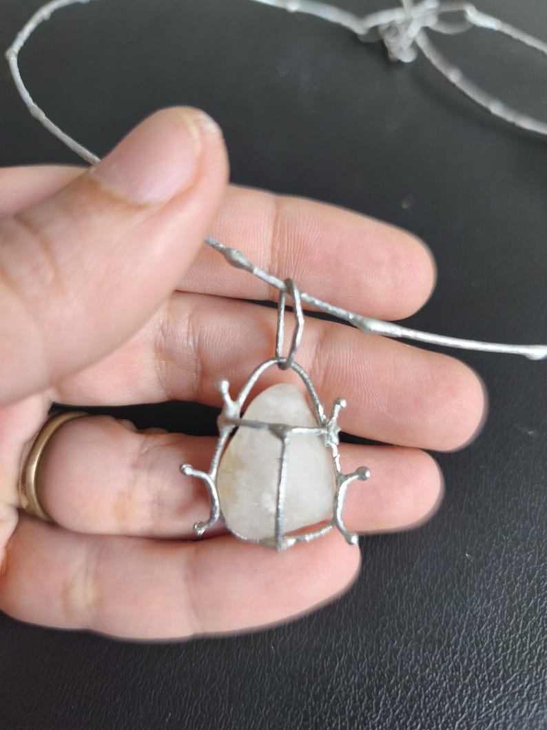 Collier de punaise de galets rouge ou gris ou blanc ou à motifs sur commande, gros pendentif d'art de scarabée, bijoux de plage recyclés uniques image 12