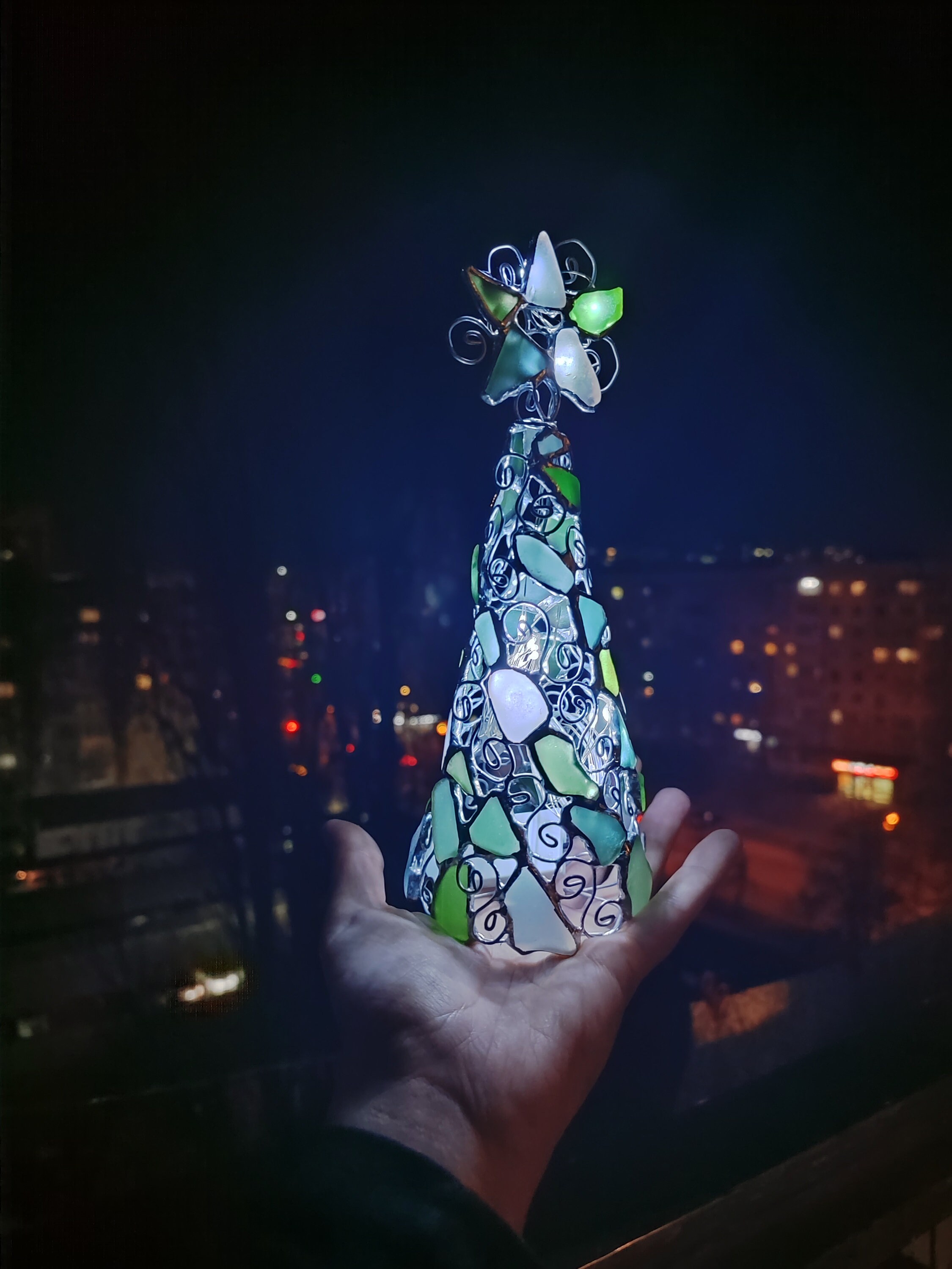 星のついたシーグラスの透かし彫りのクリスマスツリー、ステンドグラス