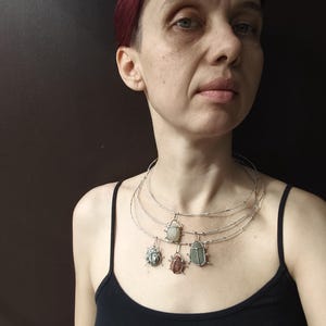 Collier de punaise de galets rouge ou gris ou blanc ou à motifs sur commande, gros pendentif d'art de scarabée, bijoux de plage recyclés uniques image 2