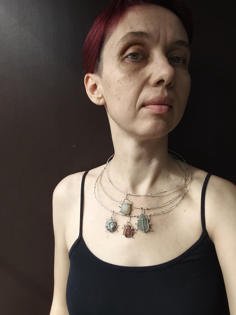 Collier de punaise de galets rouge ou gris ou blanc ou à motifs sur commande, gros pendentif d'art de scarabée, bijoux de plage recyclés uniques image 2