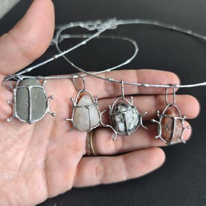 Collier de punaise de galets rouge ou gris ou blanc ou à motifs sur commande, gros pendentif d'art de scarabée, bijoux de plage recyclés uniques image 3