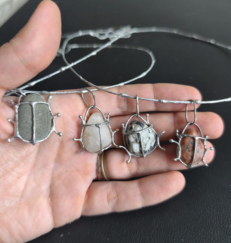 Collier de punaise de galets rouge ou gris ou blanc ou à motifs sur commande, gros pendentif d'art de scarabée, bijoux de plage recyclés uniques image 3