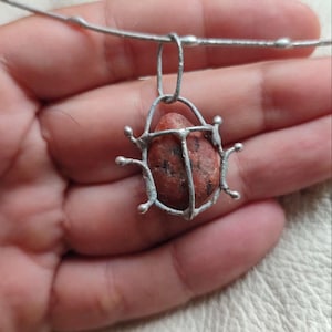 Collier de punaise de galets rouge ou gris ou blanc ou à motifs sur commande, gros pendentif d'art de scarabée, bijoux de plage recyclés uniques Red pebble