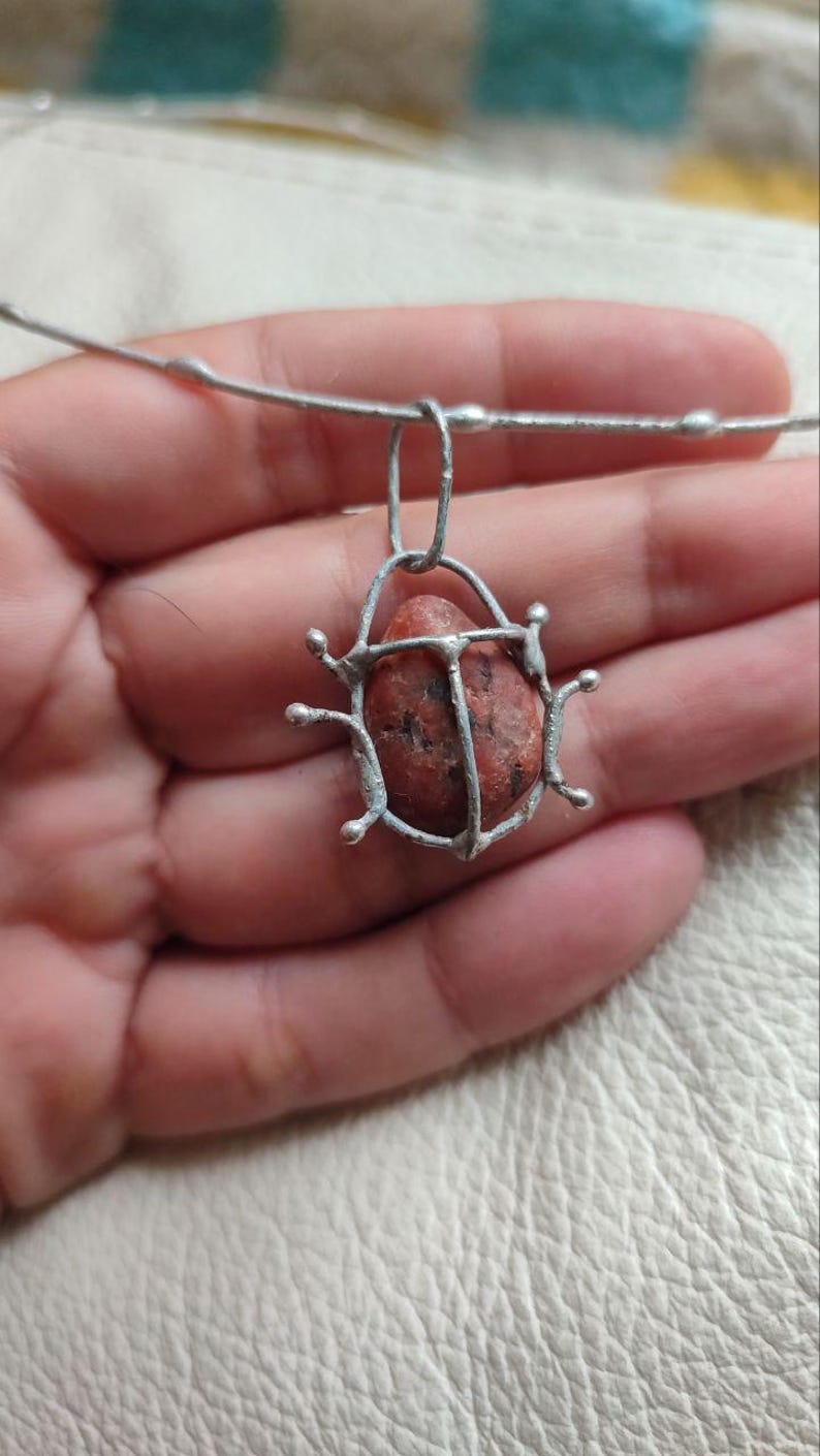 Collier de punaise de galets rouge ou gris ou blanc ou à motifs sur commande, gros pendentif d'art de scarabée, bijoux de plage recyclés uniques Red pebble