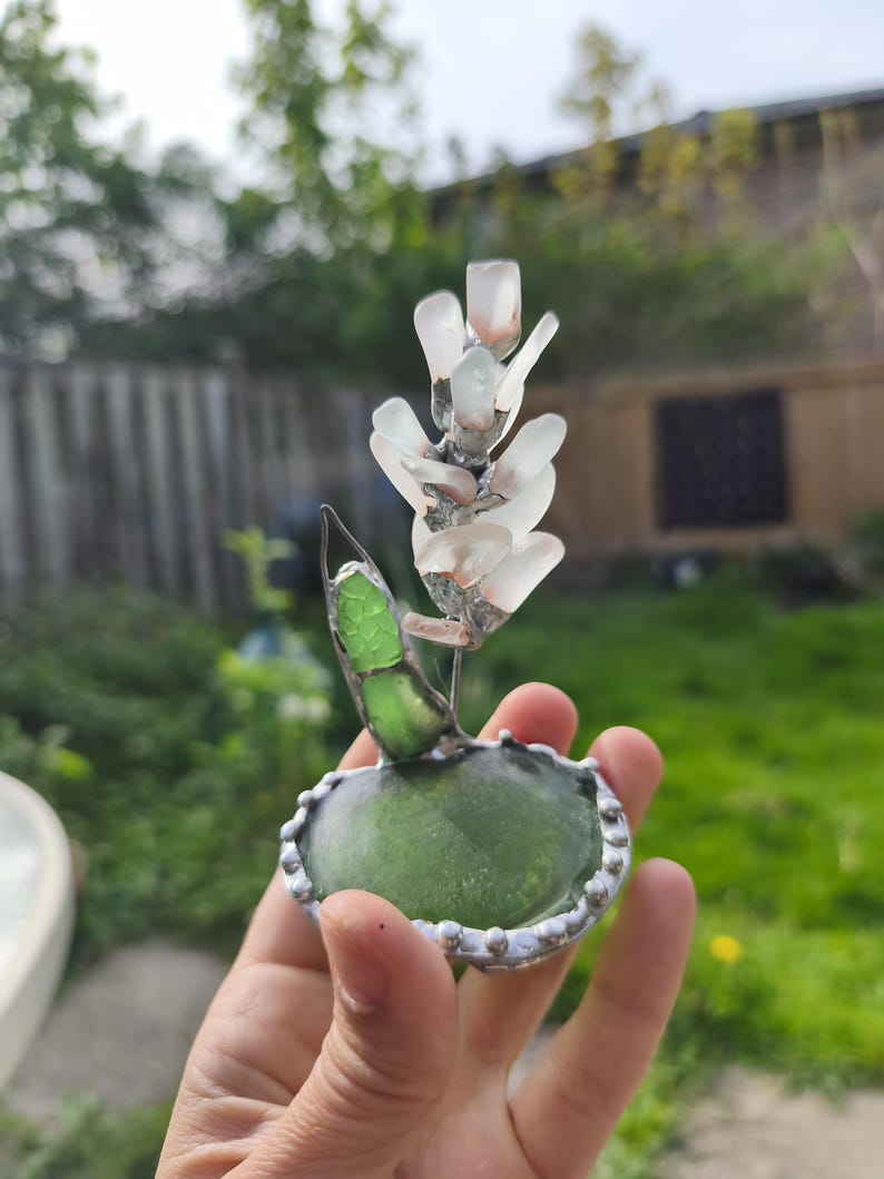 Miniatyrhyacintblomma i havsglas, ringformad blomkomposition i målat glas, botanisk konstdekor bild 8