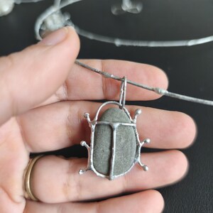 Collier de punaise de galets rouge ou gris ou blanc ou à motifs sur commande, gros pendentif d'art de scarabée, bijoux de plage recyclés uniques Grey pebble