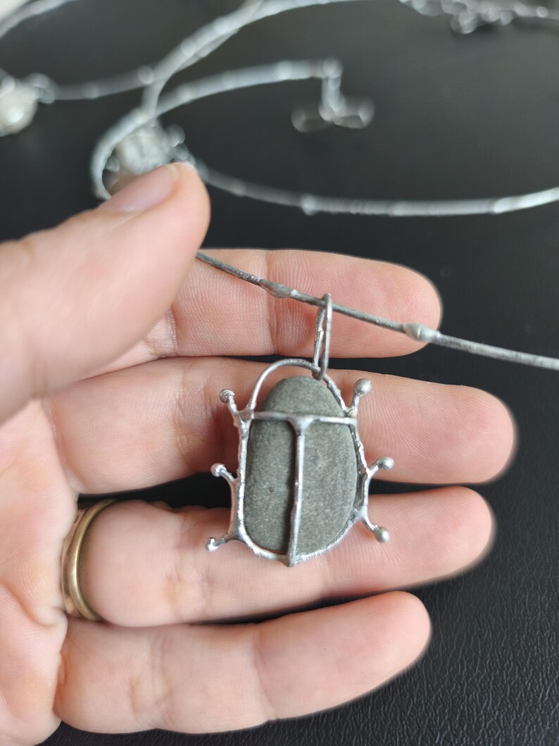 Collier de punaise de galets rouge ou gris ou blanc ou à motifs sur commande, gros pendentif d'art de scarabée, bijoux de plage recyclés uniques Grey pebble