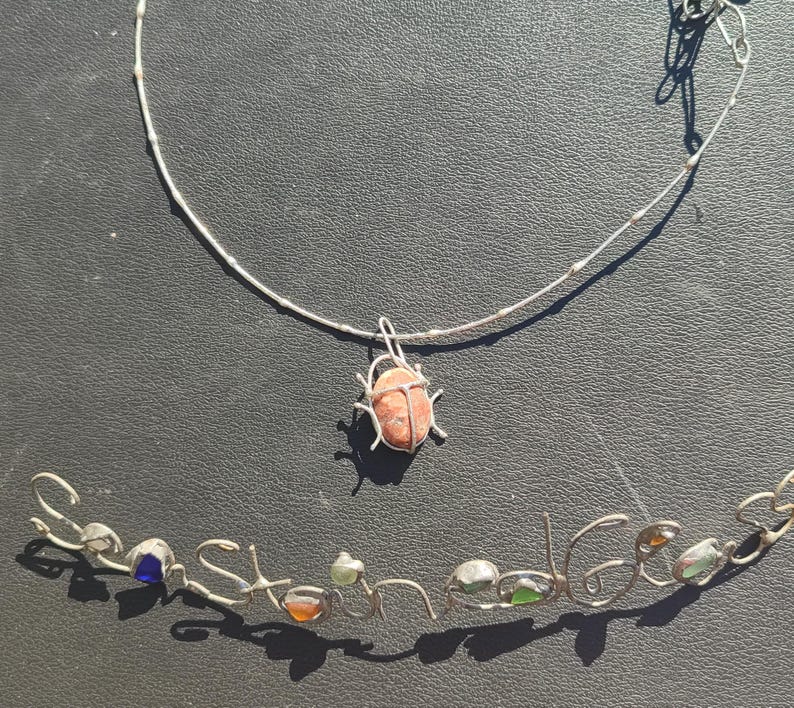 Collier de punaise de galets rouge ou gris ou blanc ou à motifs sur commande, gros pendentif d'art de scarabée, bijoux de plage recyclés uniques image 9