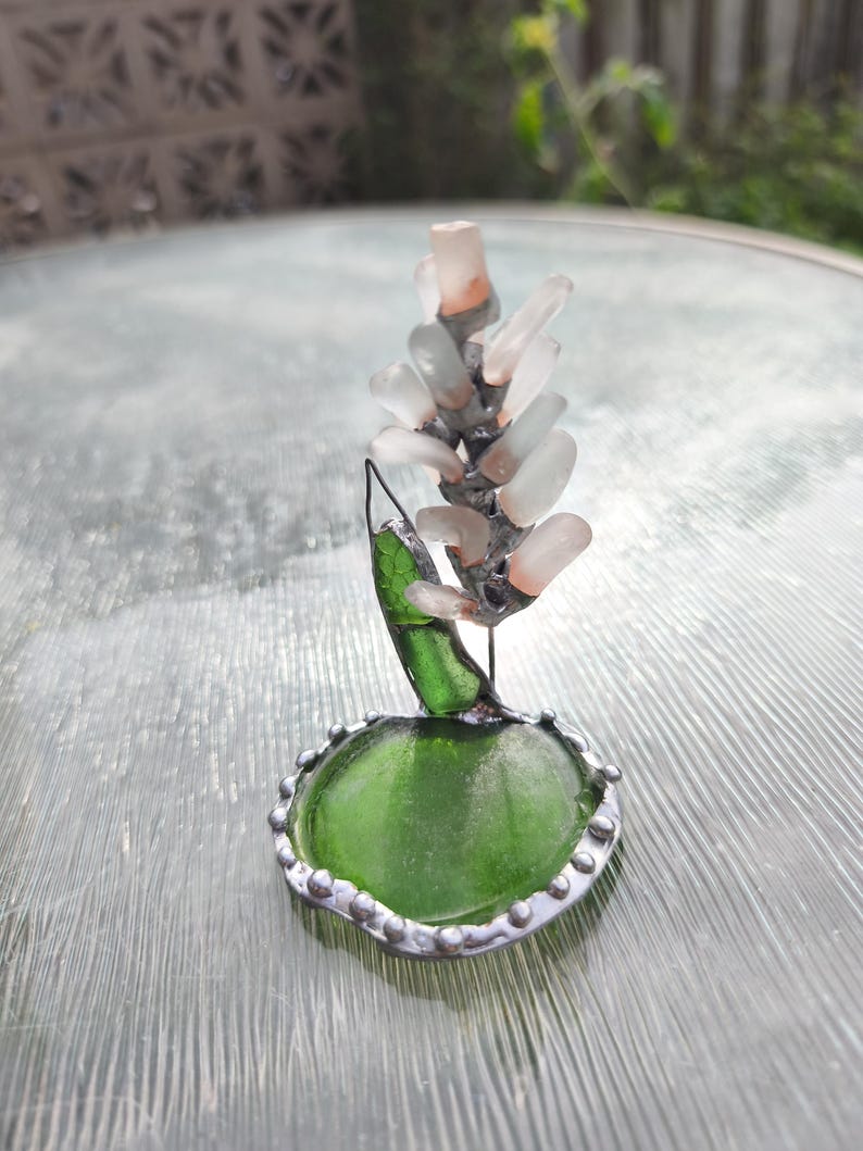 Miniatyrhyacintblomma i havsglas, ringformad blomkomposition i målat glas, botanisk konstdekor bild 15