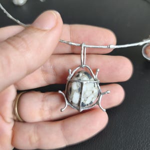 Collier de punaise de galets rouge ou gris ou blanc ou à motifs sur commande, gros pendentif d'art de scarabée, bijoux de plage recyclés uniques Patterned pebble
