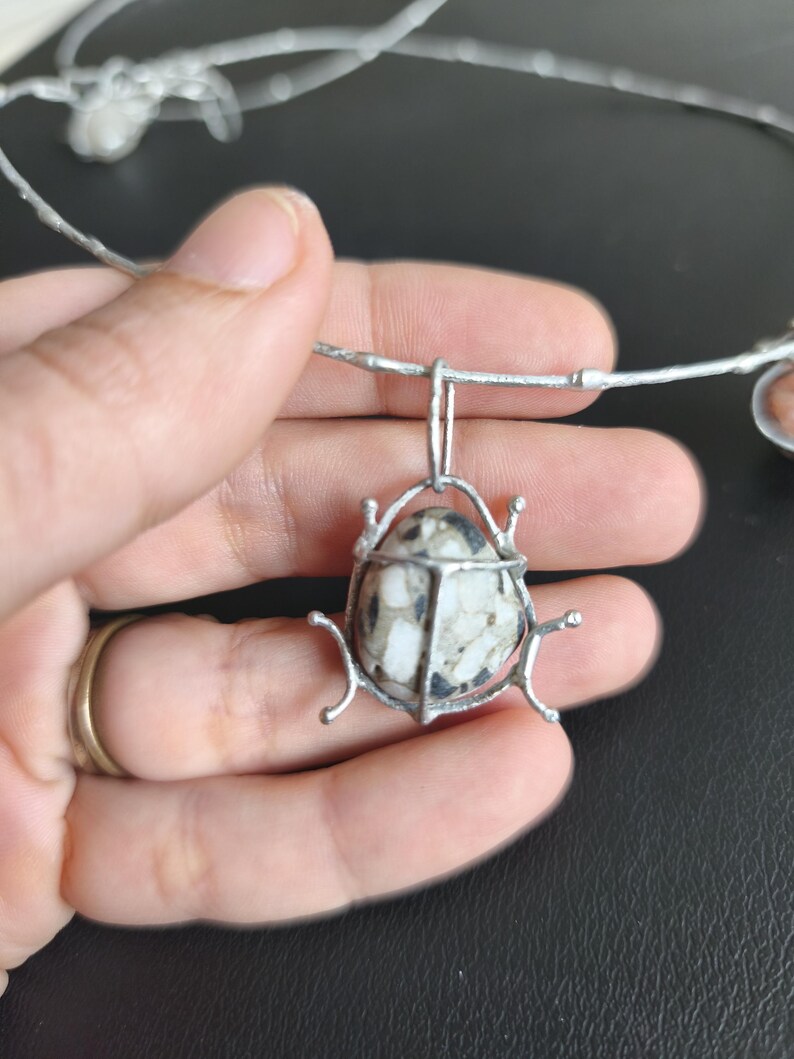 Collier de punaise de galets rouge ou gris ou blanc ou à motifs sur commande, gros pendentif d'art de scarabée, bijoux de plage recyclés uniques Patterned pebble