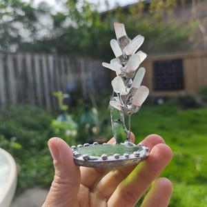 Miniatyrhyacintblomma i havsglas, ringformad blomkomposition i målat glas, botanisk konstdekor bild 10