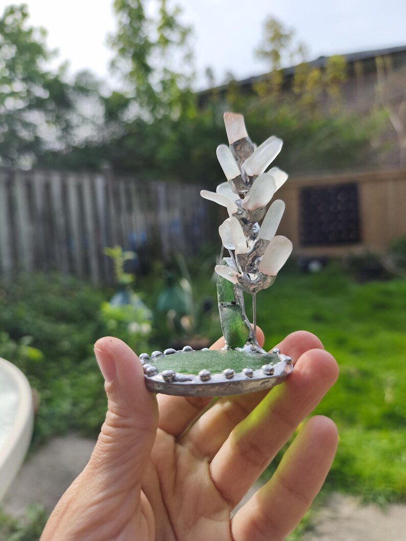 Miniatyrhyacintblomma i havsglas, ringformad blomkomposition i målat glas, botanisk konstdekor bild 10