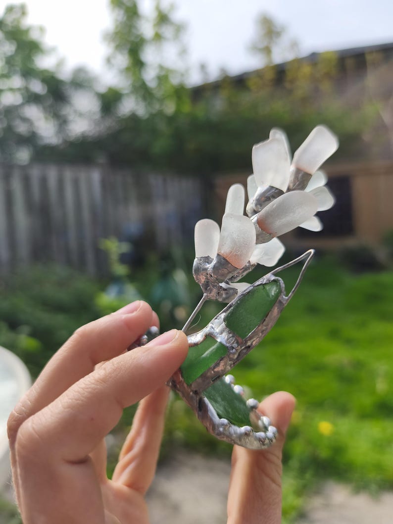 Miniatyrhyacintblomma i havsglas, ringformad blomkomposition i målat glas, botanisk konstdekor bild 6