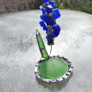 Miniatyrhyacintblomma i havsglas, ringformad blomkomposition i målat glas, botanisk konstdekor bild 9