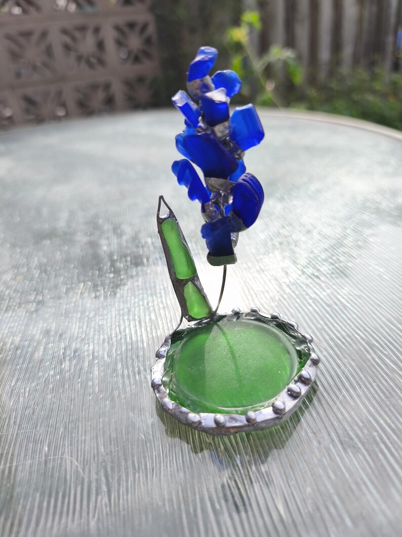 Miniatyrhyacintblomma i havsglas, ringformad blomkomposition i målat glas, botanisk konstdekor bild 9