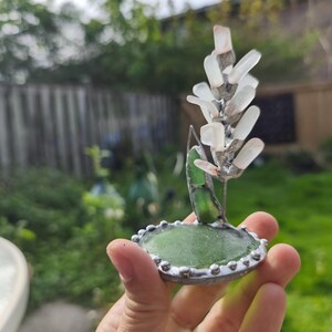 Miniatyrhyacintblomma i havsglas, ringformad blomkomposition i målat glas, botanisk konstdekor Vit
