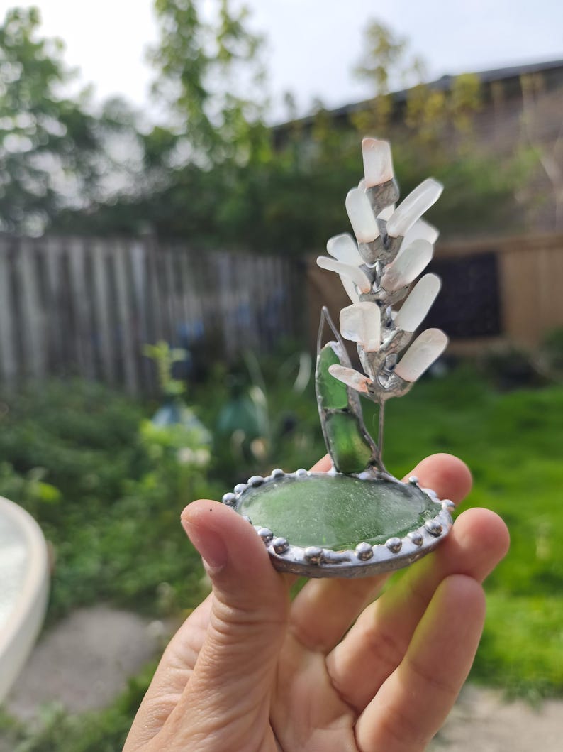 Miniatyrhyacintblomma i havsglas, ringformad blomkomposition i målat glas, botanisk konstdekor Vit