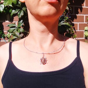 Collier de punaise de galets rouge ou gris ou blanc ou à motifs sur commande, gros pendentif d'art de scarabée, bijoux de plage recyclés uniques image 11