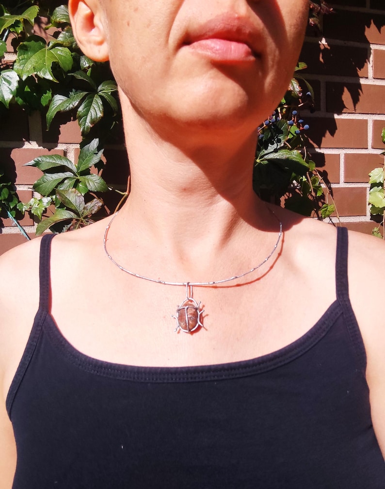 Collier de punaise de galets rouge ou gris ou blanc ou à motifs sur commande, gros pendentif d'art de scarabée, bijoux de plage recyclés uniques image 11