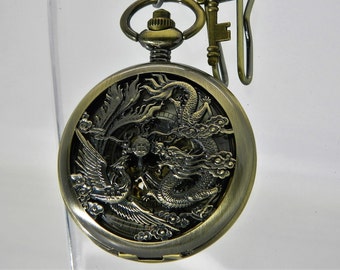 Dragon Phoenix automatische mechanische Taschenuhr und ihr Schlüssel.