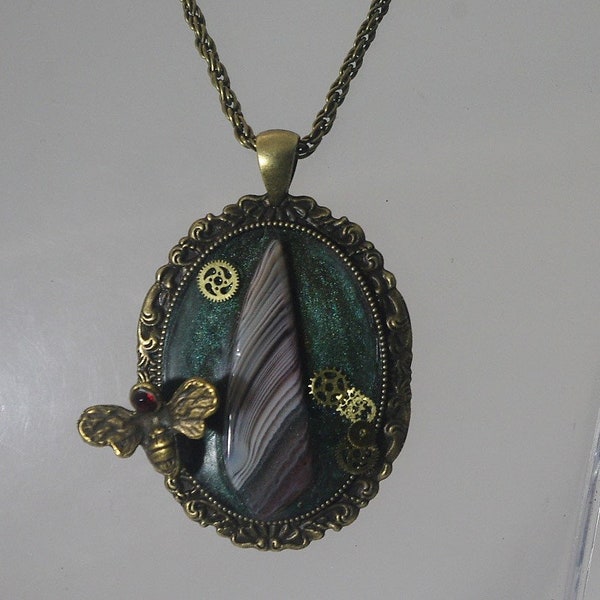 Pendentif Steampunk en agate botzwana "aile de fée encadrée"