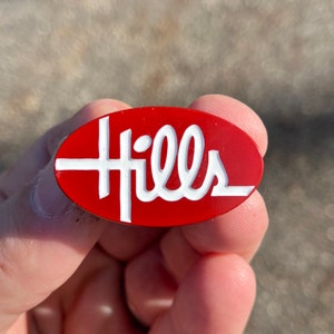 Logotipo de Hills Departamento de juguetería Tienda de juguetes hecho con ventilador personalizado pin de esmalte de 1.5 pulgadas de ancho