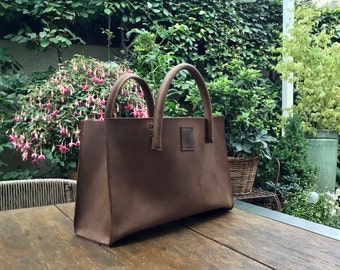 Minimalist leather bag Tote bag Leather used look brown, durable
