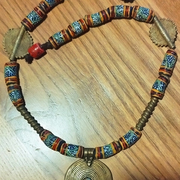 Collier mi-long, perles de verre et bronze, ethnique et coloré !