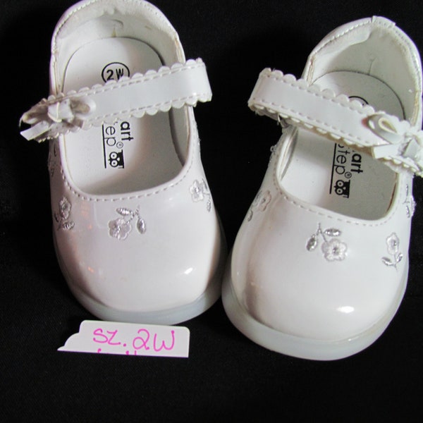 Smart Step - white patent leather baby shoes - size 2W