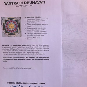 Può includere: Una pagina da colorare stampabile con un Yantra di Dhumavati, una dea indù. Lo Yantra è un disegno geometrico con una stella centrale e otto petali. Il testo sulla pagina descrive lo Yantra e il suo significato nell'induismo. Il testo include la frase "Dhum Dhum Dhumavati Svaha".