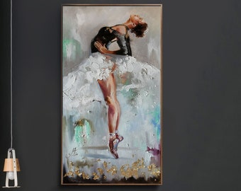 Puede incluir: Una pintura de una bailarina con un tutú blanco y un leotardo negro, con un fondo de pintura dorada y azul. La bailarina está de puntillas, con los brazos levantados por encima de su cabeza. La pintura está firmada "Annet Loginova".