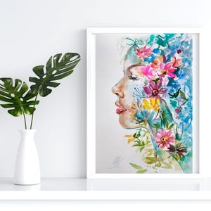 Sussurri di Primavera – Ritratto floreale ad acquerello su carta ruvida, profilo femminile con fiori, botanico